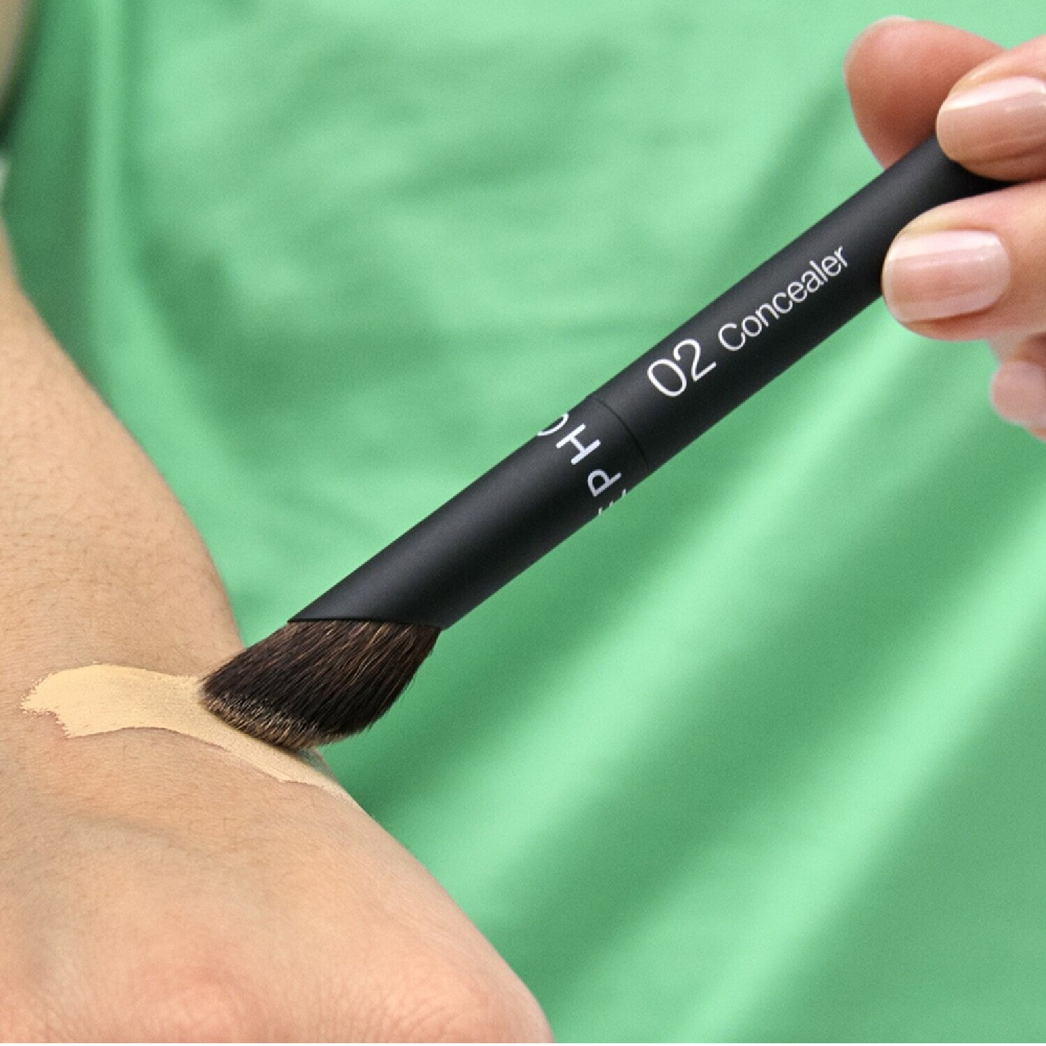 THE CONCEALER BRUSH-24 02 (BROCHA PARA ROSTRO)